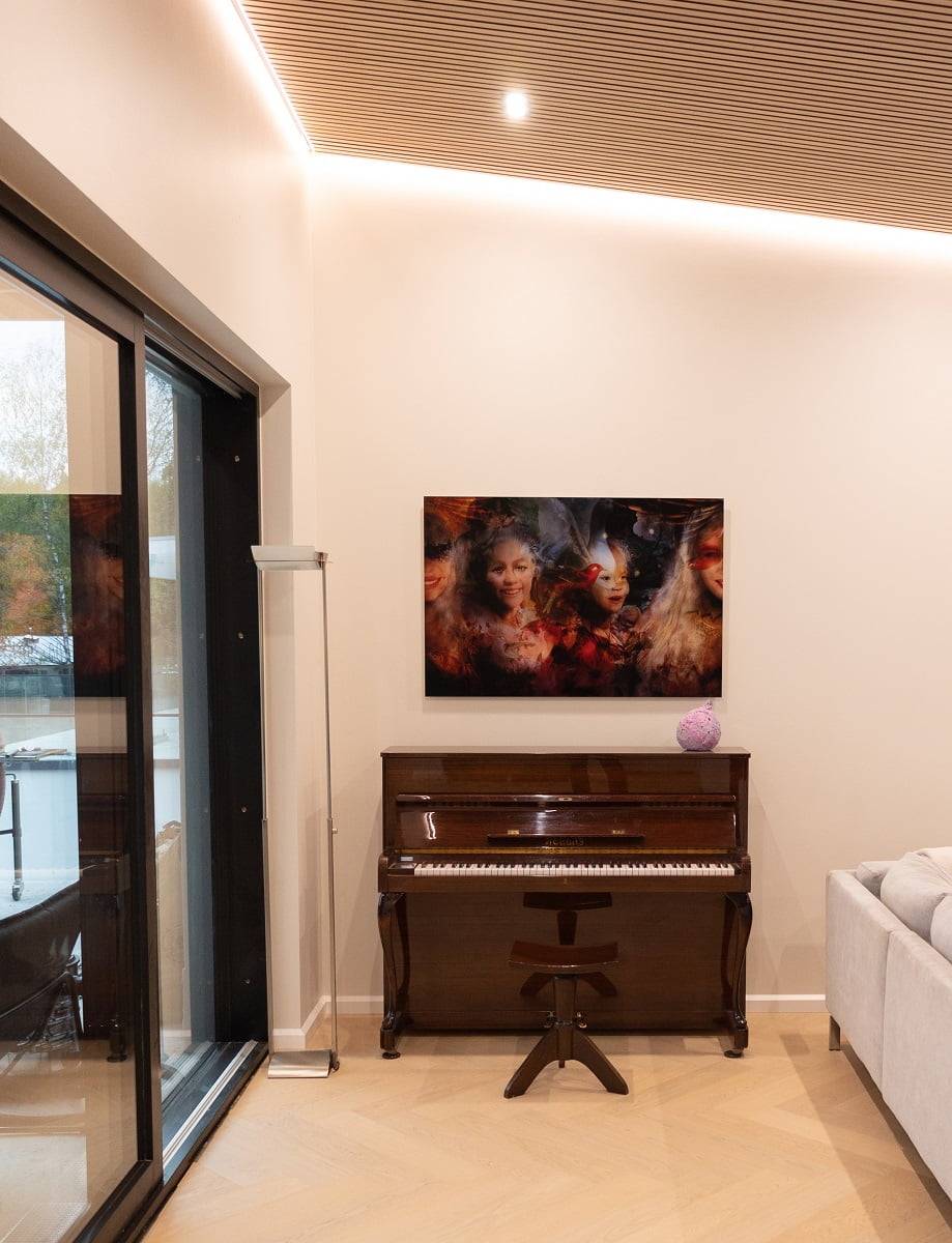 La bande de Led s'enroule autour d'un espace ouvert dans une rainure laissée dans la garniture du plafond, ce qui élargit magnifiquement l'aspect général de l'espace. ledStore.fi